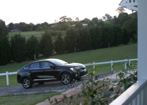 Renault Arkana Intens in driveway
