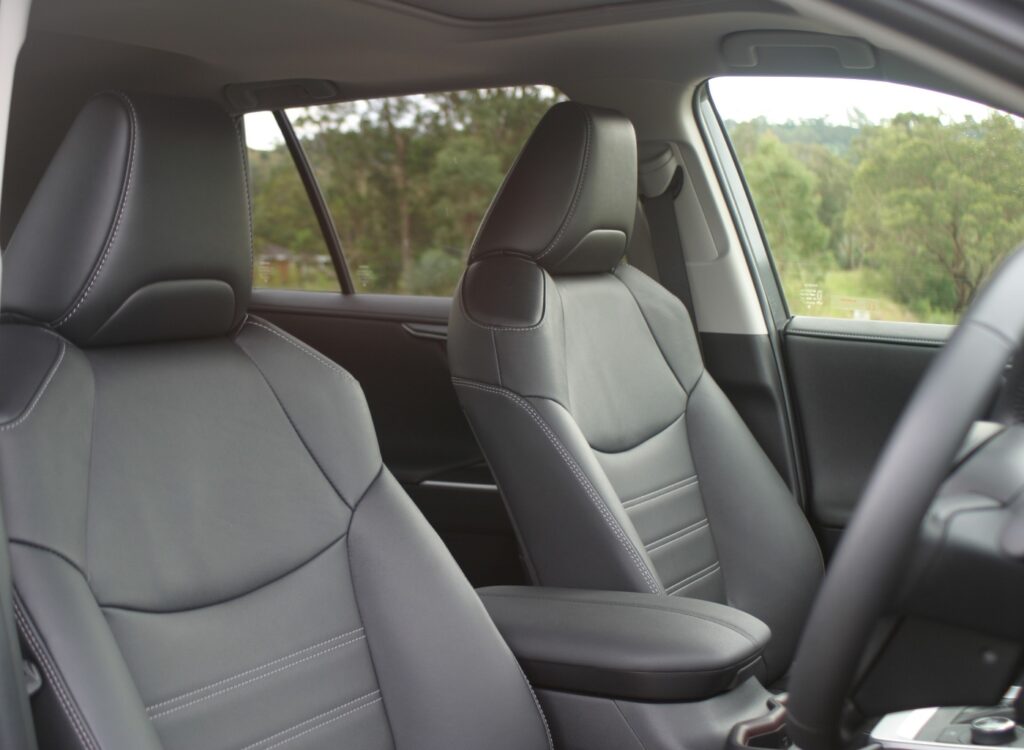 RAV4 Hybrid Cruiser AWD front seats